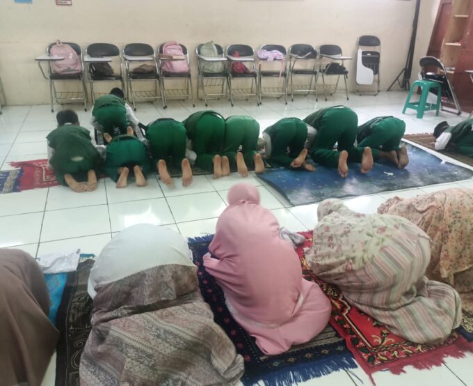 Pembiasaan menjalankan syariat Islam